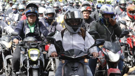 Grupos de motociclistas bloquearon varias calles de Bogotá en protesta por una restricción que prohíbe circular con acompañantes durante el puente festivo de Halloween Motociclistas bloquean una vía en protesta a la restricción de movilidad impuesta por el gobierno municipal este jueves, en Bogotá (Colombia).