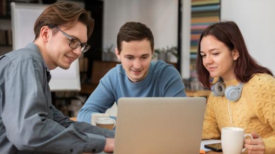 Estudiantes en clase de curso de MinTIC.