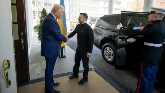 Donald Trump y Volodímir Zelenski se saludan en la Casa Blanca