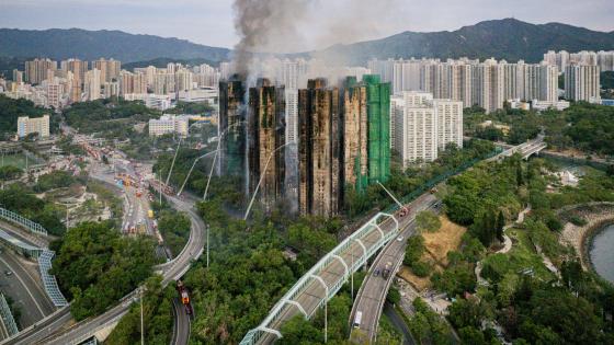 El humo se eleva desde el incendio de un apartamento en el distrito de Tai Po de Hong Kong, China, el 27 de noviembre de 2025. El incendio, que comenzó el 26 de noviembre, ha causado la muerte de al menos 44 personas y ha dejado 279 desaparecidos. 