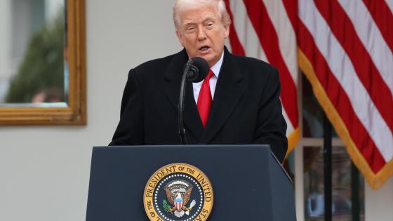 El presidente de Estados Unidos, Donald Trump, habla en la ceremonia para indultar los pavos de Acción de Gracias este martes, en el jardín de rosas de la Casa Blanca en Washington (Estados Unidos).
