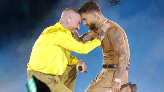 Los cantantes colombianos J Balvin (i) y Maluma se presentan en el concierto ‘Hecho en Medellín, Ciudad primavera’ en el estadio Atanasio Girardot en Medellín