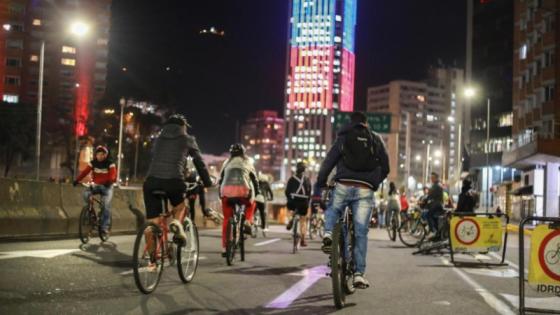 Ciclovía nocturna en Bogotá.