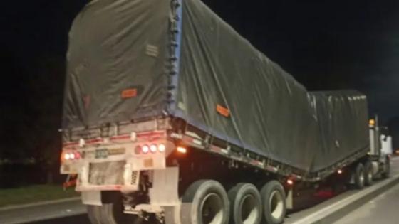 Tractomula en la Autopista Norte.