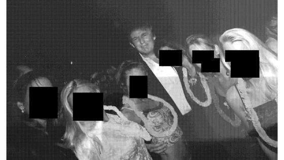Fotografía sin fecha específica de toma publicada por los demócratas del Comité de Supervisión de la Cámara Baja (Oversight Dems) del presidente de los Estados Unidos, Donald Trump, rodeado de mujeres.