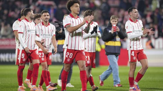 Los jugadores del Girona a la finalización del encuentro correspondiente a la jornada 14 de Laliga EA Sports que han disputado hoy domingo Girona y Real Madrid en el estadio Montilivi, en Girona