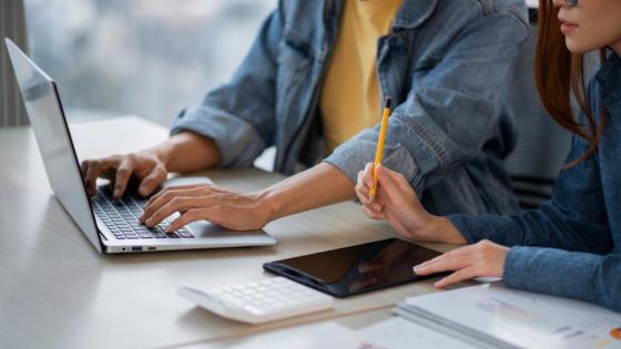 Imagen de referencia de personas buscando trabajo.