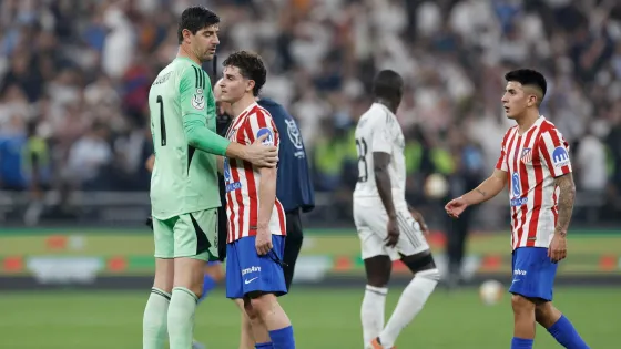 El portero del Real Madrid, Thibaut Courtois (i), saluda al delantero del Atlético de Madrid Julián Álvarez (2i) tras la semifinal de la Supercopa de España entre el Atlético de Madrid y el Real Madrid, este jueves en el Estadio Rey Abdullah, en Yeda.