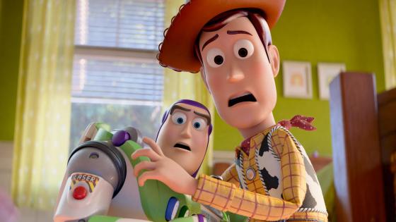  Imagen cedida por Walt Disney Studios que muestra un fragmento de la película 'Toy Story 5'. Un Woody calvo y el aguerrido Buzz Lightyear se reencontrarán para enfrentar a Lilypad, una tableta inteligente que amenaza con dominar la vida de los niños, según muestra el nuevo tráiler de 'Toy Story 5' revelado este jueves.