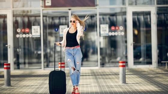 Imagen de referencia de viajera en aeropuerto.