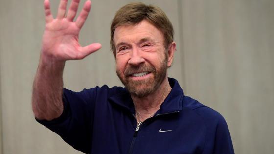 Fotografía de archivo del 26 de noviembre del 2018 que muestra al actor estadounidense Chuck Norris saludando en la 15º campaña de la fundación benéfica Shoe Box en el hotel Kempinski Corvinus de Budapest (Hungría). Norris falleció a los 86 años. 