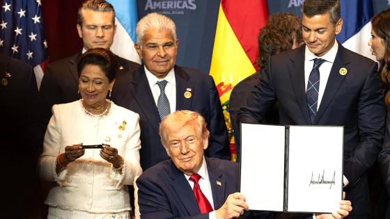 Fotografía cedida por la Presidencia de Paraguay que muestra al presidente de Estados Unidos, Donald Trump (c), sosteniendo un documento junato al presidente de Paraguay, Santiago Peña (i), la primera ministra de Trinidad y Tobago, Kamla Persad-Bissessar (i), y el presidente de Panamá José Raúl Mulino (c-arriba), este sábado, en Miami (EE.UU.).