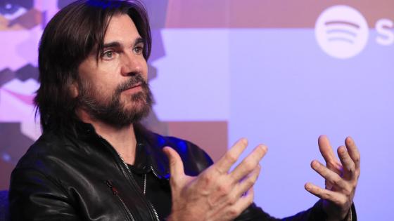 El cantante colombiano Juanes habla en una entrevista con EFE este jueves, en Bogotá (Colombia). Juanes lanzó este viernes su duodécimo álbum de estudio, 'JuanesTeban', una producción con la que busca "reafirmar" su raíz y su "esencia en la música".