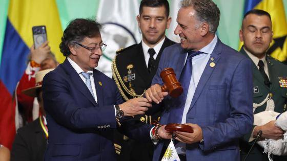El presidente de Colombia, Gustavo Petro (i); hace el traspaso de la presidencia pro tempore de la Comunidad de Estados Latinoamericanos y Caribeños (Celac) a su homólogo de Uruguay, Yamadú Orsi (d), este sábado en Bogotá (Colombia).
