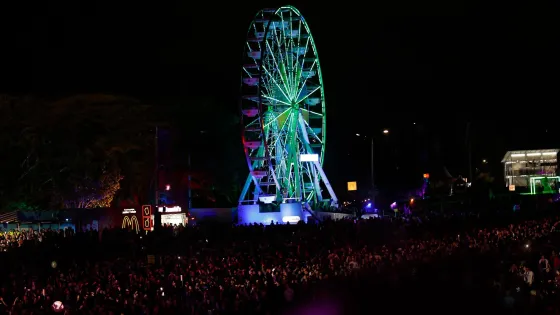 Personas asisten al segundo día del Festival Estéreo Picnic (FEP) este sábado, en Bogotá (Colombia).