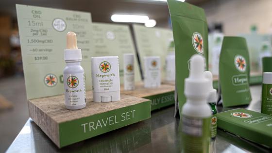 Fotografía de archivo del 2 de diciembre de 2022 que muestra botellas de aceite de cannabidol (CBD) en una planta de procesamiento de la granja Pura Hepworth, en Milton, Nueva York (Estados Unidos).