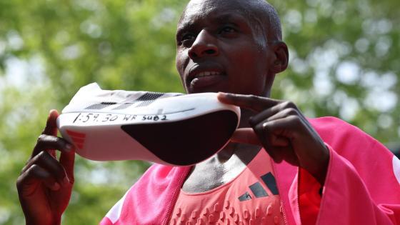 Sebastian Sawe impone récord al llegar en menos de 2 horas a la meta en la maratón. 