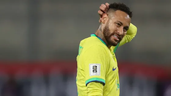 Neymar se lesiona y preocupa en la Selección de Brasil. 