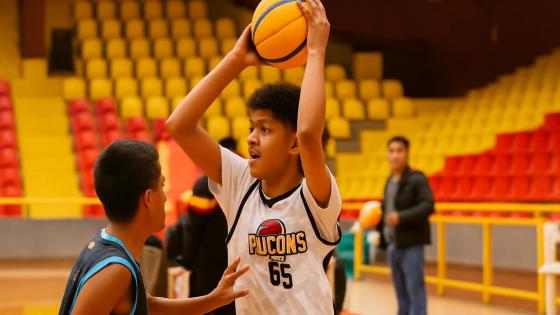 Estudiantes participando en una competencia deportiva en Bogotá