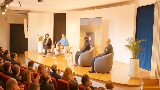 Grupo de personas discutiendo sobre deporte y ciudad en un evento