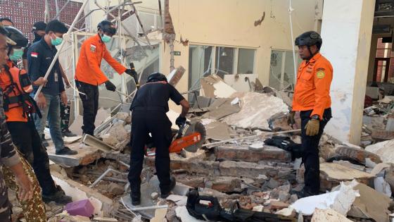 Dos fuertes terremotos sacuden Indonesia en menos de 24 horas