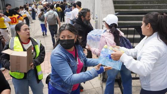 Personas organizan insumos en un centro de acopio este miércoles, en Bogotá (Colombia)
