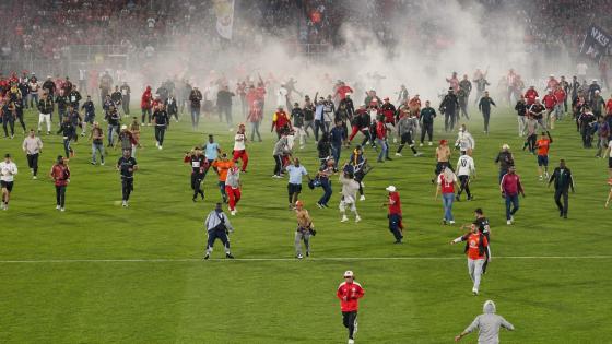 Peleas entre hinchas de santa fe y america de Cali en el estadio el campin