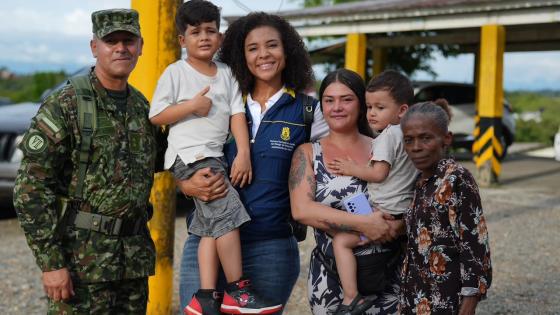 Gobernadora del Chocó, Nubia Carolina Córdoba, junto a una familia chocoana durante la emergencia por el terremoto.