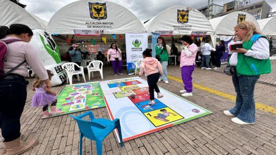 personas accediendo a una feria de servicio