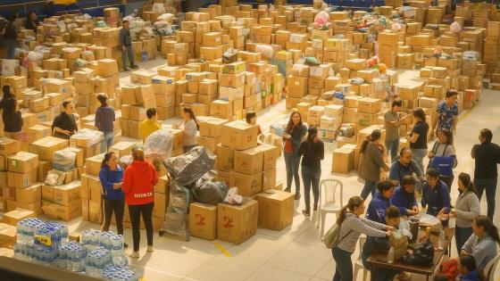 Personas entregando donaciones en el Palacio de los Deportes en Bogotá