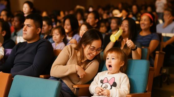 Niños disfrutando de una obra de teatro en el Museo Nacional de Bogotá