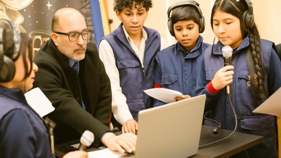 Estudiantes en taller radial durante la VIII Radiatón en Bogotá