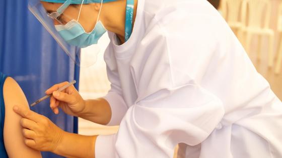 Personas esperando para ser vacunadas en un puesto de salud en Bogotá