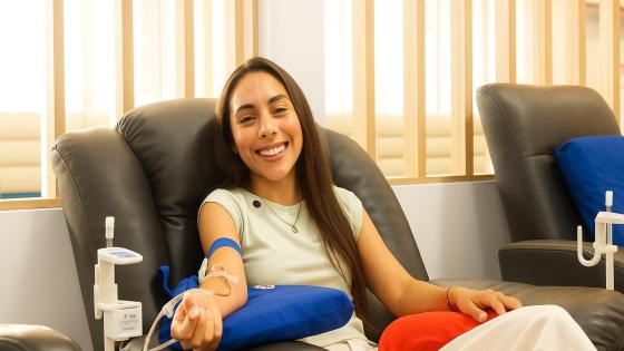 Persona donando sangre en un centro médico de Bogotá