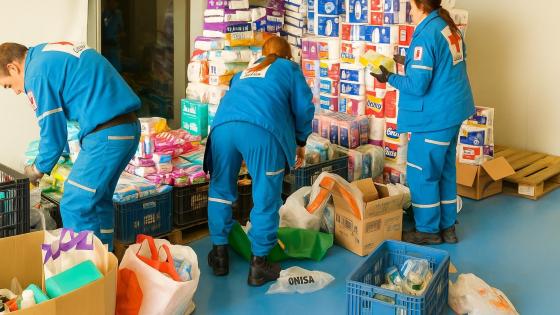 Voluntarios clasificando donaciones en el Estadio El Campín