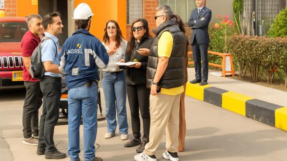Especialistas inspeccionando un edificio en Bogotá después de un sismo