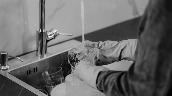 un vaso lavandose usando agua mientras sube la tarifa en bucaramanga