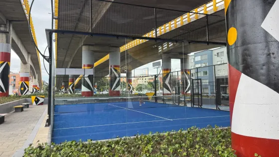 Cancha de padel debajo del puente de la 63