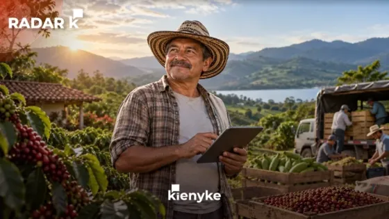 Campesino colombiano trabajando en el campo como empresario rural
