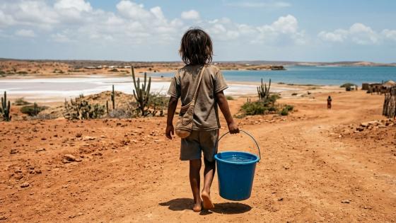 niño caminando en La Guajira
