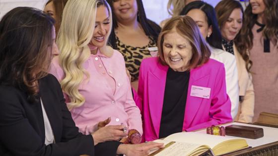 Gloria Steinem, ícono del feminismo, murió a los 92 años
