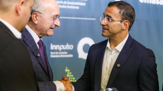 Los alcaldes Francisco de la Torre y Hugo Kerguelén durante el encuentro en Málaga, España