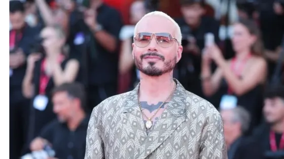 J Balvin sorprende en Venecia con un traje de Emporio Armani: