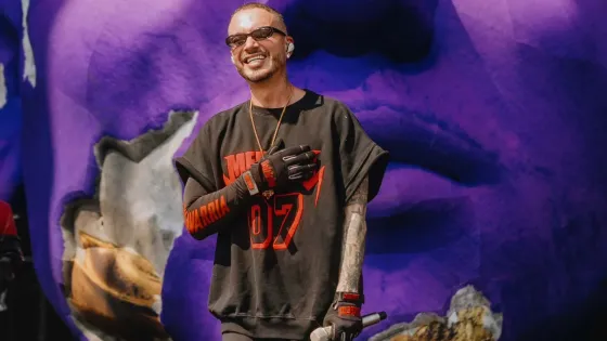J Balvin sorprende en Venecia con un traje de Emporio Armani