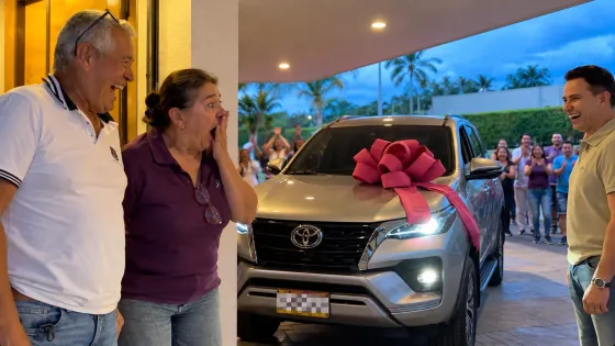 Jhonny Rivera sorprendió a su hermana con un lujoso regalo en un amigo secreto