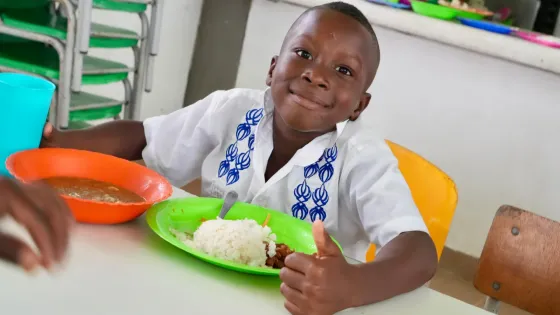 Niño comiendo Pae