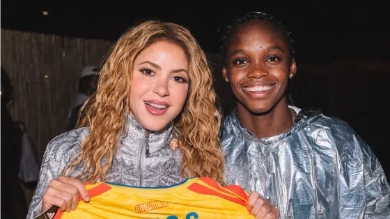 Linda Caicedo le regaló camiseta de Colombia a Shakira