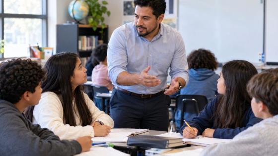 Docente latinoamericano durante una clase en una escuela pública de Estados Unidos
