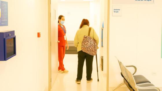 Mujer realizándose un examen médico gratuito