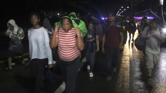 Caravana migrante avanza hacia la frontera de EE. UU.
